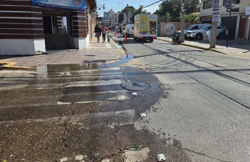 Rebalse de alcantarillado tiene preocupado a vecinos de Serrano con San Miguel