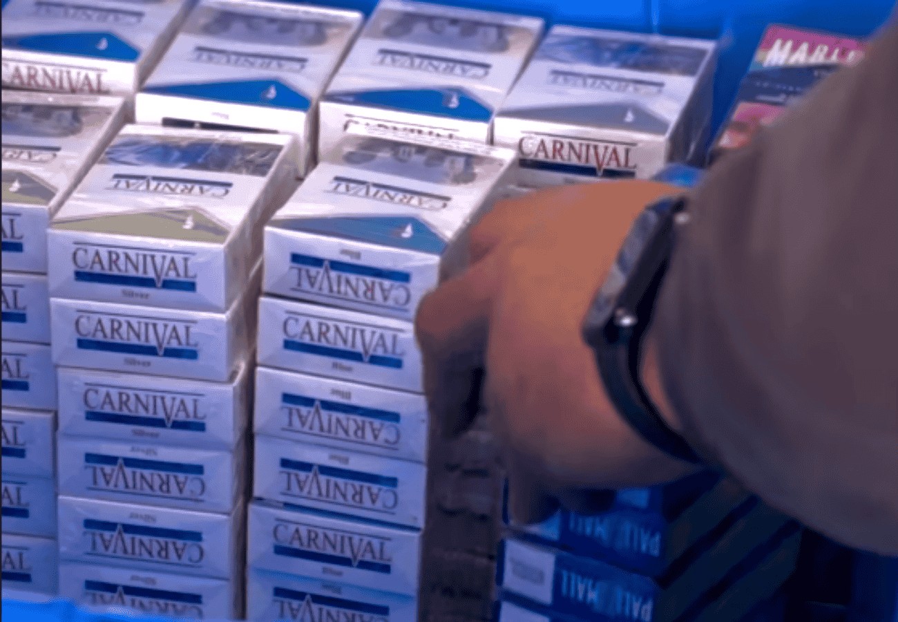 Golpe al contrabando en Talagante: Carabineros incauta más de 3.200 cajetillas de cigarrillos en feria libre