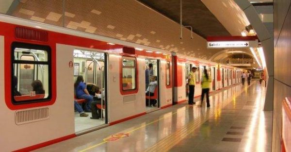 Metro instala puertas de andén en Línea 1